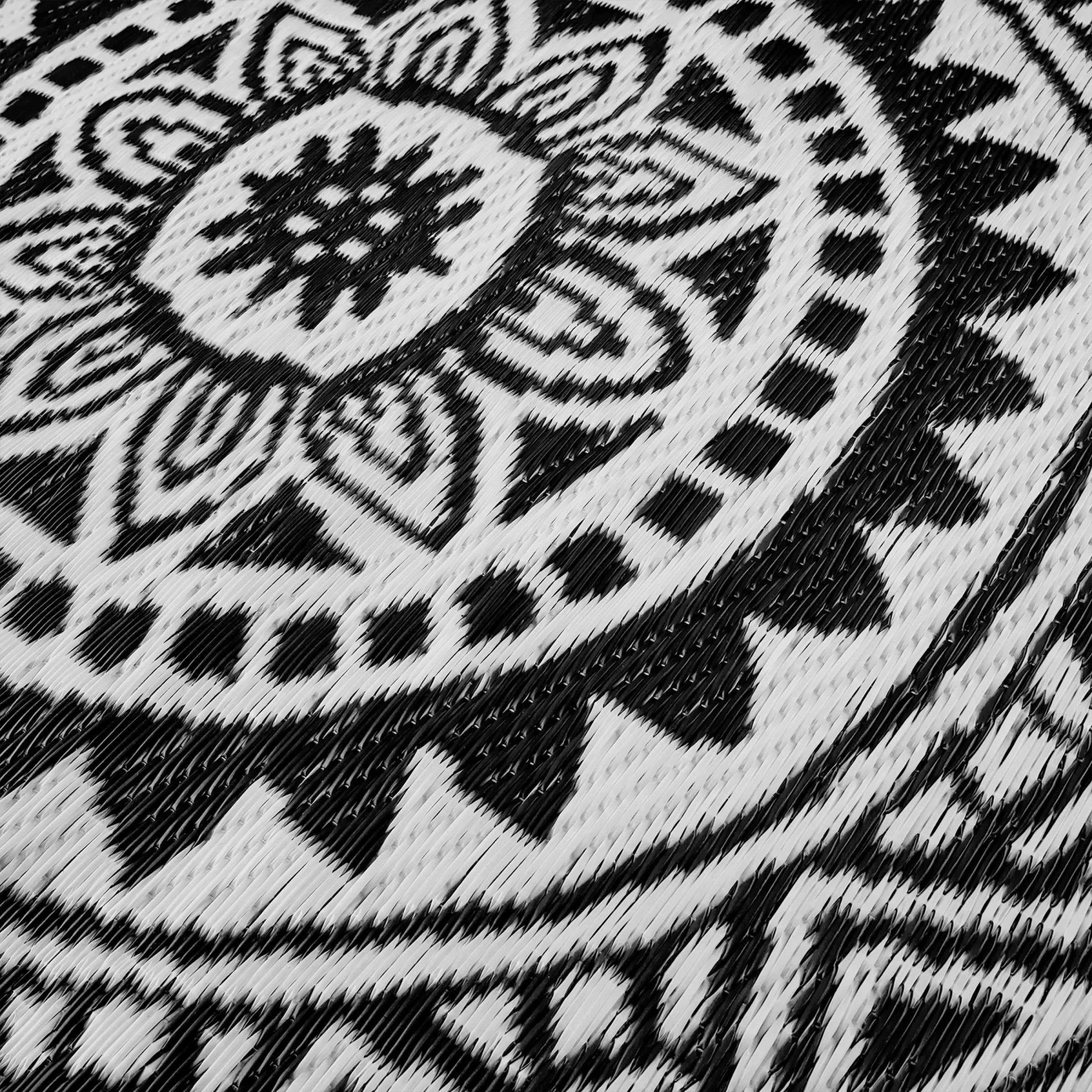 In- & Outdoor-Teppich Circles L 180 x B 118cm COLOUR CLASH in Schwarz-Weiß In- & Outdoor-Teppich Circles L 180 X B 118cm COLOUR CLASH In Schwarz-Weiß -Butlers butlers in and outdoor teppich circles l 180 x b 118cm colour clash in schwarz weiss 4