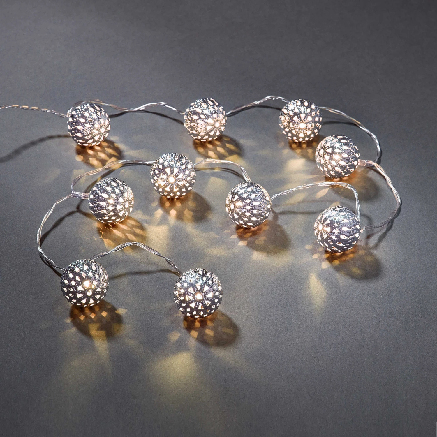 LED-Lichterkette Metallball 10 Lichter mit USB-Batteriefach ORIENTAL LIGHTS in Silber LED-Lichterkette Metallball 10 Lichter Mit USB-Batteriefach ORIENTAL LIGHTS In Silber -Butlers butlers led lichterkette metallball 10 lichter mit usb batteriefach oriental lights in silber 1