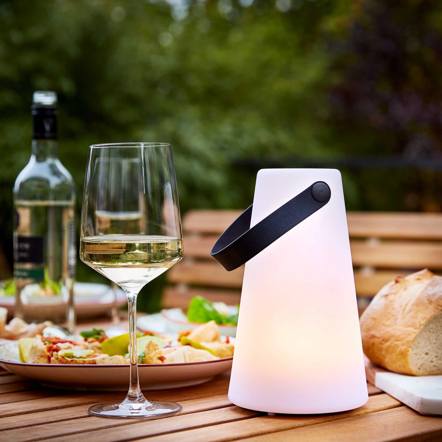 LED-Outdoor Lampe mit 8-fachem Farbwechsel LIGHT UP in Weiß LED-Outdoor Lampe Mit 8-fachem Farbwechsel LIGHT UP In Weiß -Butlers butlers led outdoor lampe mit 8 fachem farbwechsel light up in weiss 1