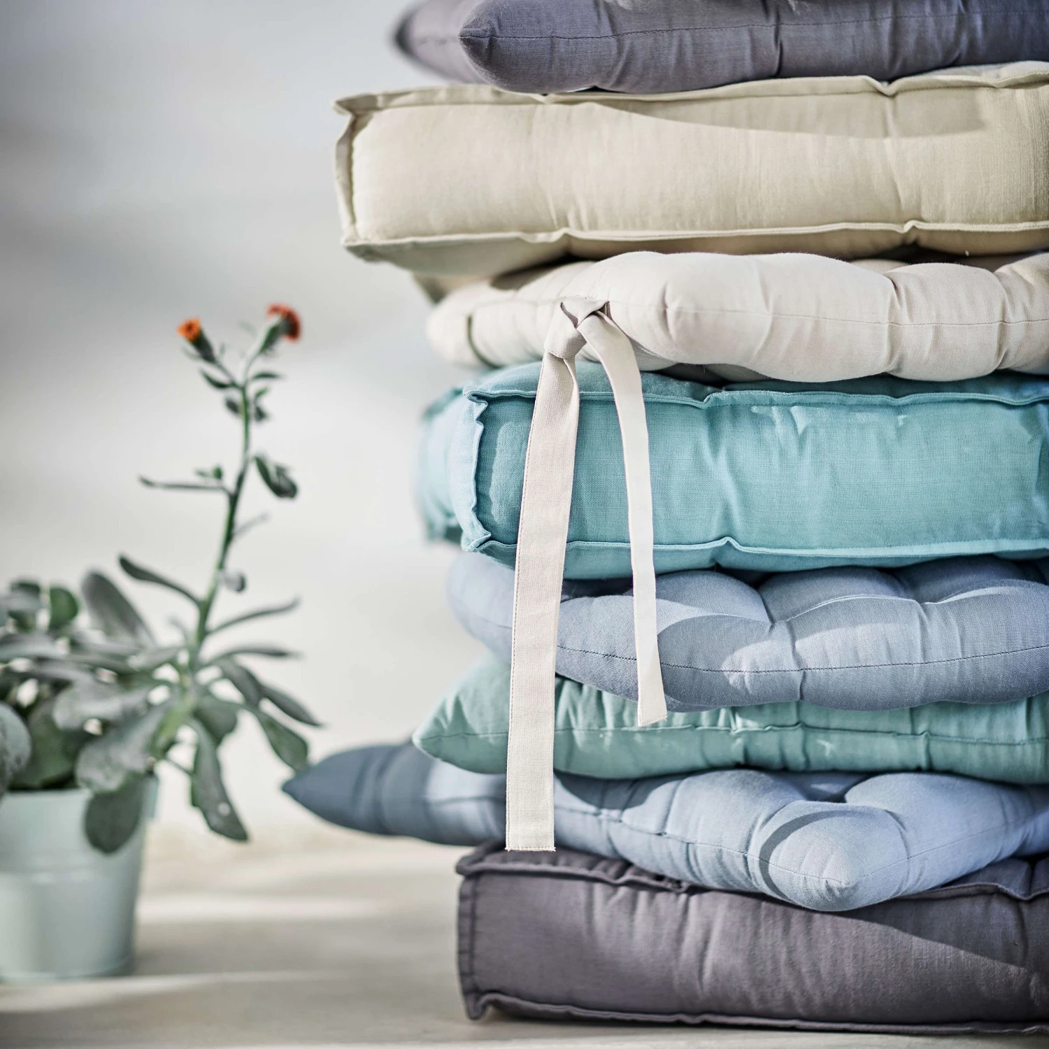 Sitzkissen L 40 x B 40cm SOLID in Blau Sitzkissen L 40 X B 40cm SOLID In Blau -Butlers butlers sitzkissen l 40 x b 40cm solid in blau 1