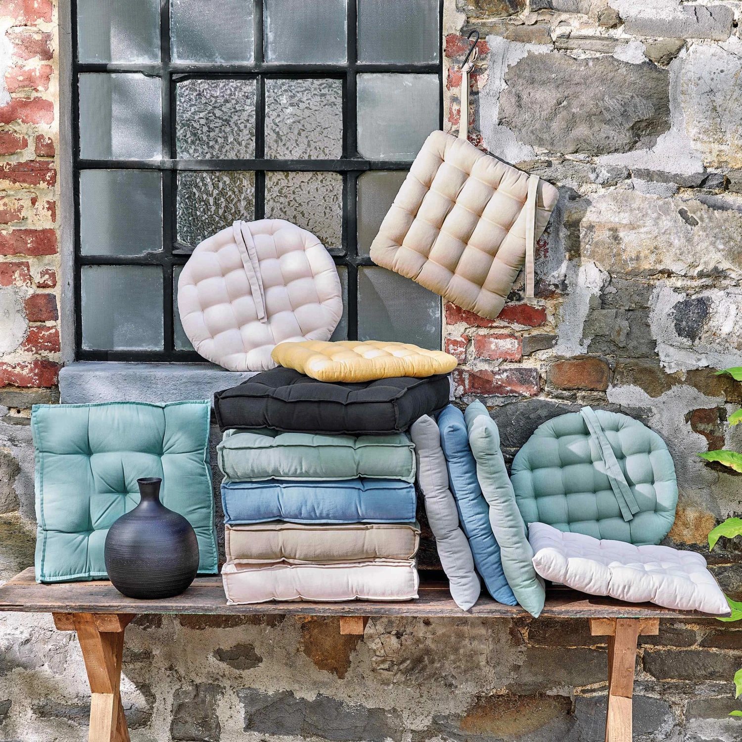 Stuhlkissen mit Bändchen L 35 x B 37cm SOLID in Schwarz Stuhlkissen Mit Bändchen L 35 X B 37cm SOLID In Schwarz -Butlers butlers stuhlkissen mit bandchen l 35 x b 37cm solid in schwarz 1